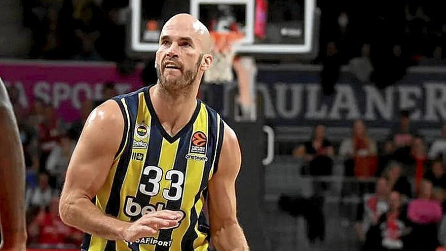 Calathes, que ha vuelto por sus fueros esta temporada en el Fenerbahce, bota el balón durante un partido.