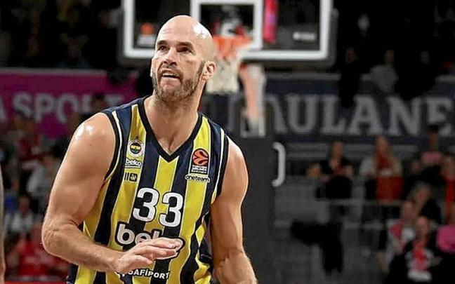 Calathes, que ha vuelto por sus fueros esta temporada en el Fenerbahce, bota el balón durante un partido. Calathes, que ha vuelto por sus fueros esta temporada en el Fenerbahce, bota el balón durante un partido.