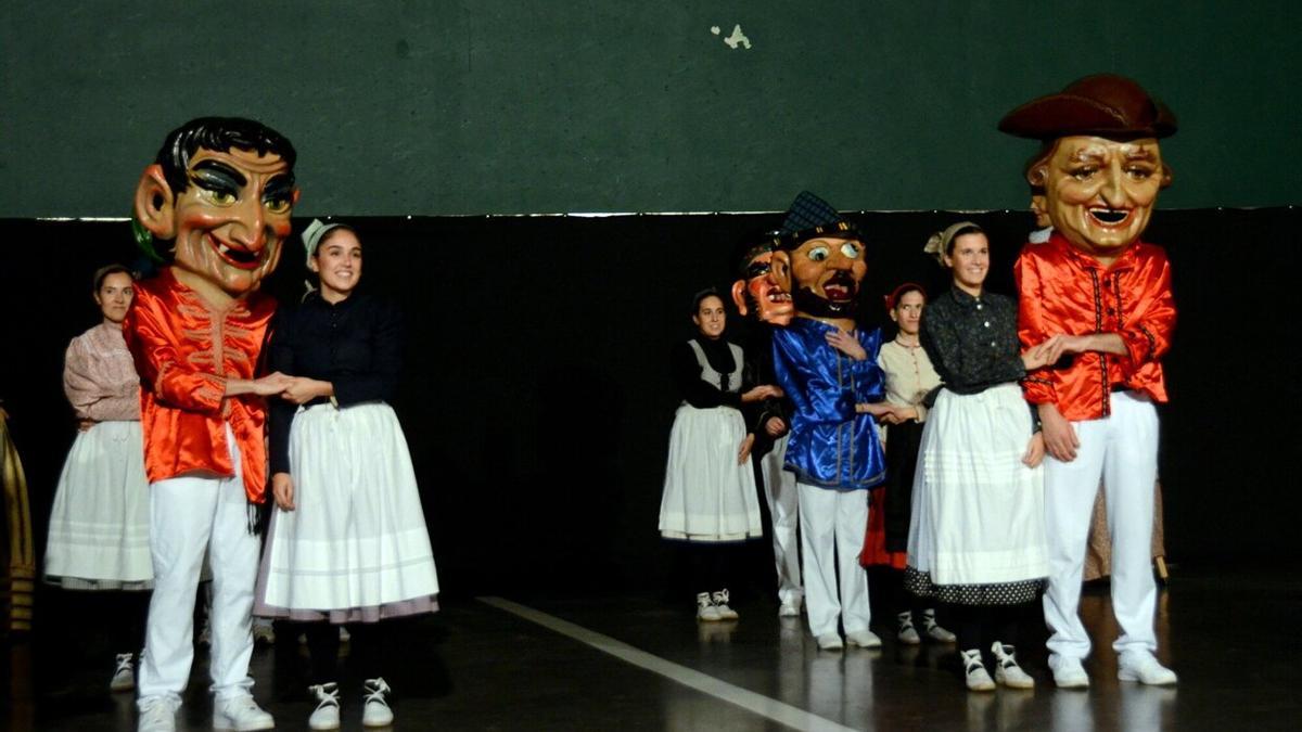 Los cabezudos de la comparsa tampoco faltaron al aniversario.