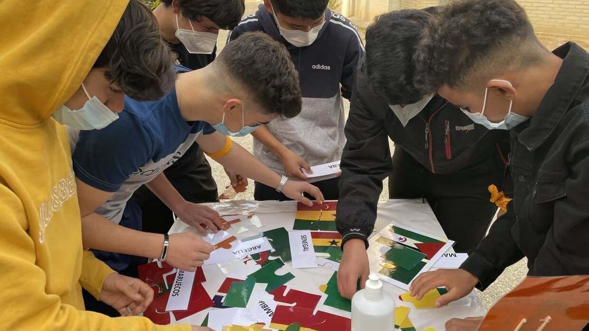 Alumnos de 1º de Bachillerato del IES Marqués de Villena, junto a los jóvenes del Centro de Observación y Acogida de Menores (COA), con los que participan en un proyecto para potenciar su integración.