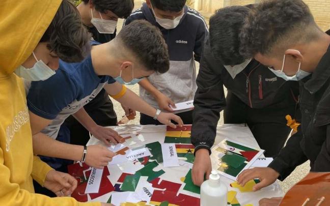 Alumnos de 1&ordm; de Bachillerato del IES Marqu&eacute;s de Villena, junto a los j&oacute;venes del Centro de Observaci&oacute;n y Acogida de Menores (COA), con los que participan en un proyecto para potenciar su integraci&oacute;n.