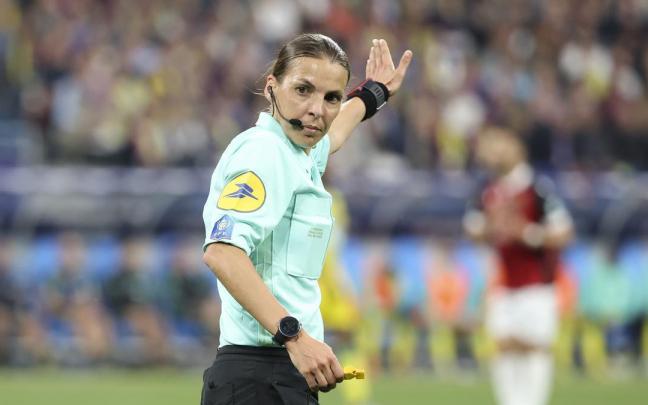 Stéphanie Frappart arbitrando un partido. Stéphanie Frappart arbitrando un partido.