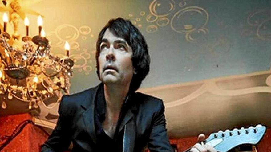 Jon Spencer y su guitarra flamígera.