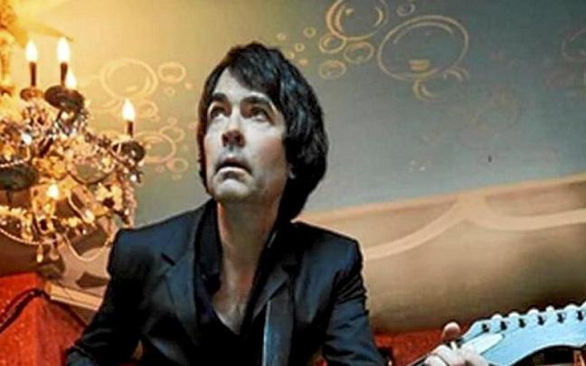 Jon Spencer y su guitarra flamígera.