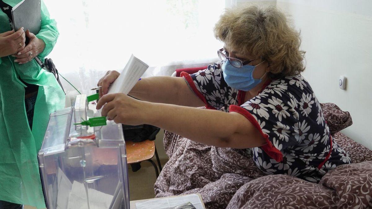 Una mujer emite su voto sobre la anexión de las regiones ucranianas controladas por Rusia. Imagen tomada en un hospital en Berdyansk, región de Zaporiyia.