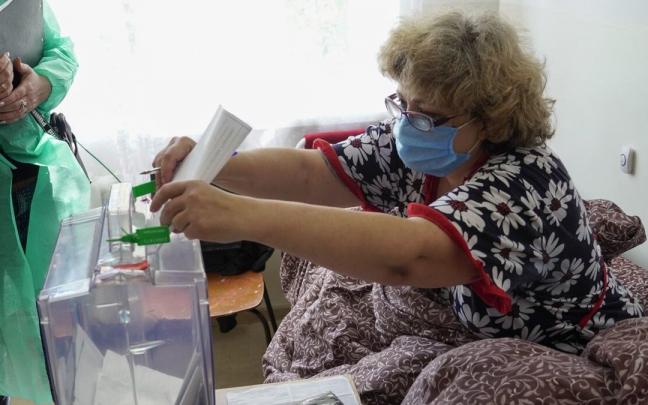 Una mujer emite su voto sobre la anexi&oacute;n de las regiones ucranianas controladas por Rusia. Imagen tomada en un hospital en Berdyansk, regi&oacute;n de Zaporiyia.