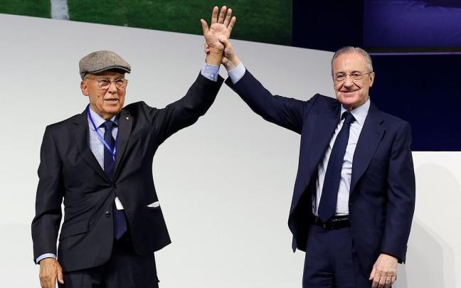Florentino Pérez levanta la mano de Amancio Amaro tras ser nombrado presidente de Honor del Real Madrid. Florentino Pérez levanta la mano de Amancio Amaro tras ser nombrado presidente de Honor del Real Madrid.