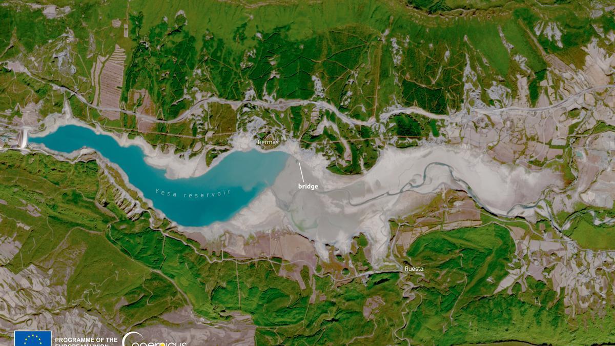 Impactante imagen de satélite del estado del embalse de Yesa, que sólo está al 11% de su capacidad. Foto tomada el 15 de octubre.