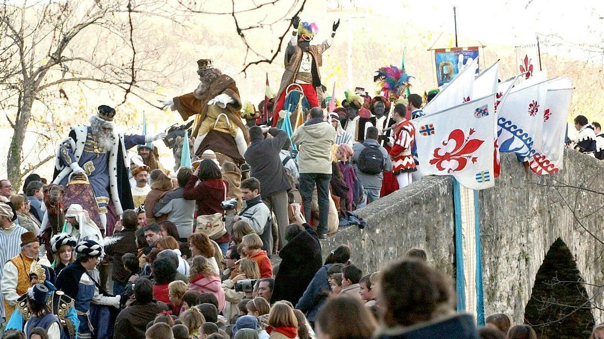 Los Reyes Magos, a su paso por el Puente de la Magdalena de Pamplona.