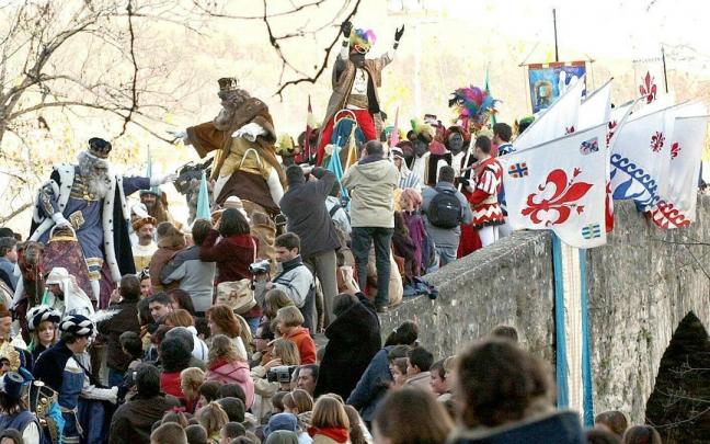 Los Reyes Magos, a su paso por el Puente de la Magdalena de Pamplona.