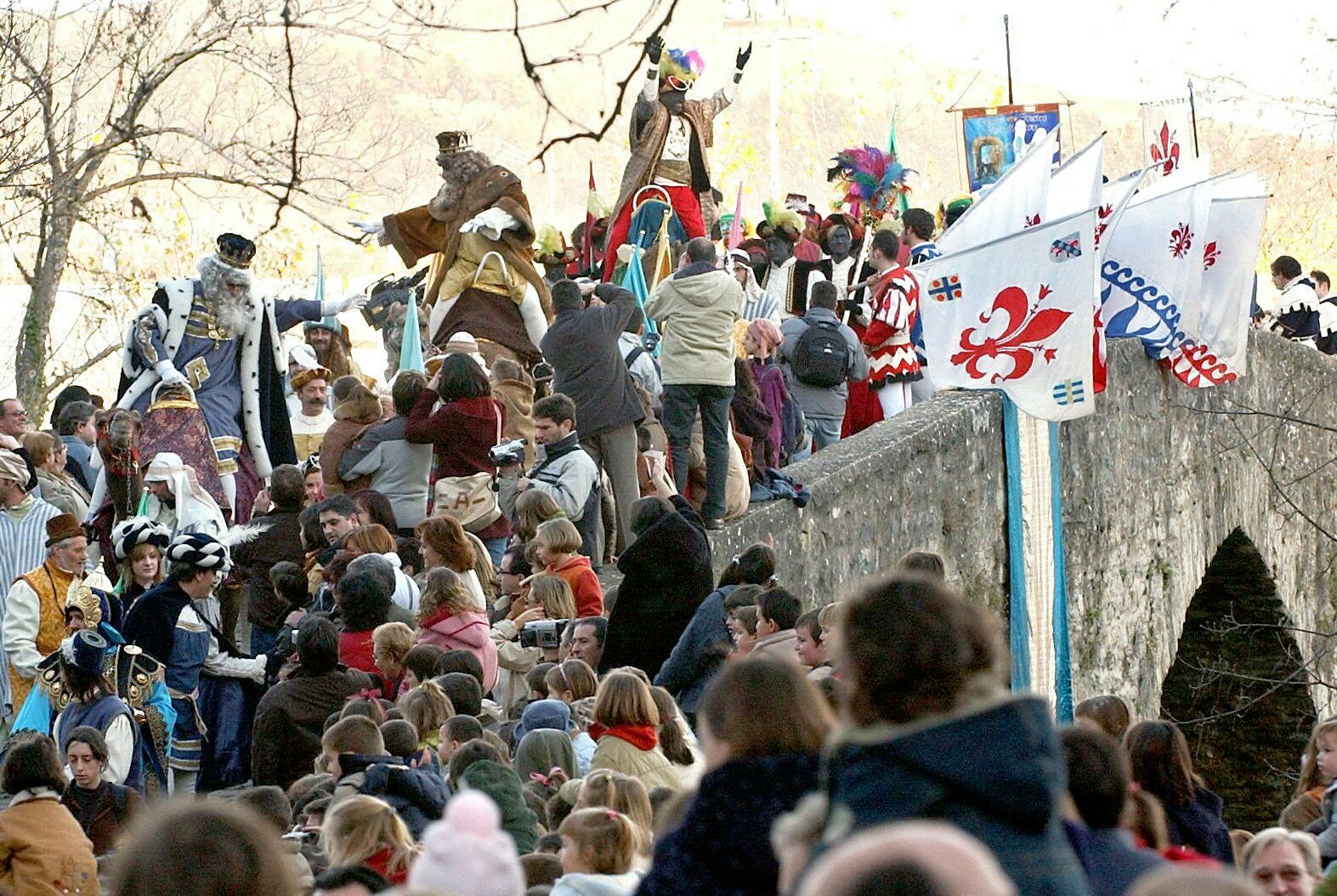 Los Reyes Magos, a su paso por el Puente de la Magdalena de Pamplona.