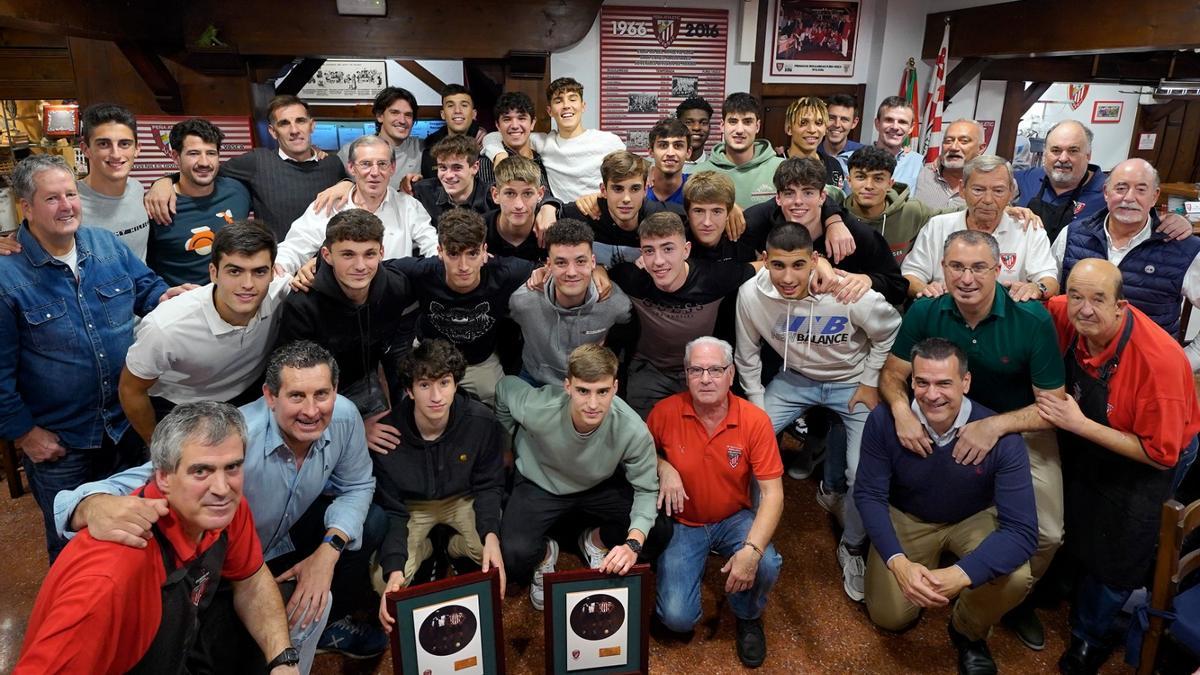 Los jugadores del Basconia arropan a sus compañeros premiados durante la entrega de los galardones.