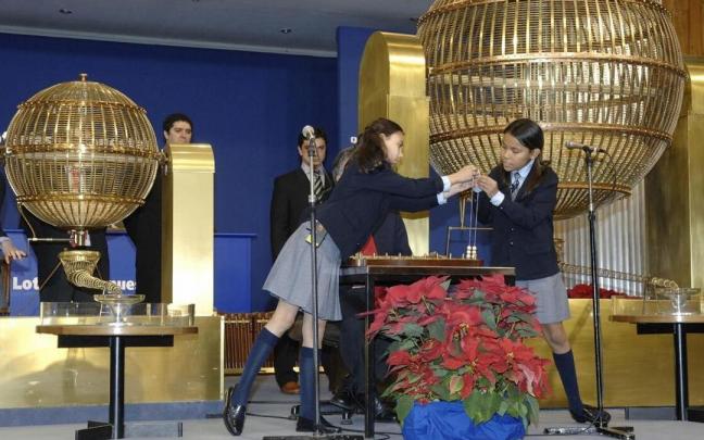 Dos niñas de San Ildefonso durante un sorteo de Navidad. Dos niñas de San Ildefonso durante un sorteo de Navidad.
