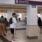 Varias personas hacen cola para adquirir un abono gratuito.