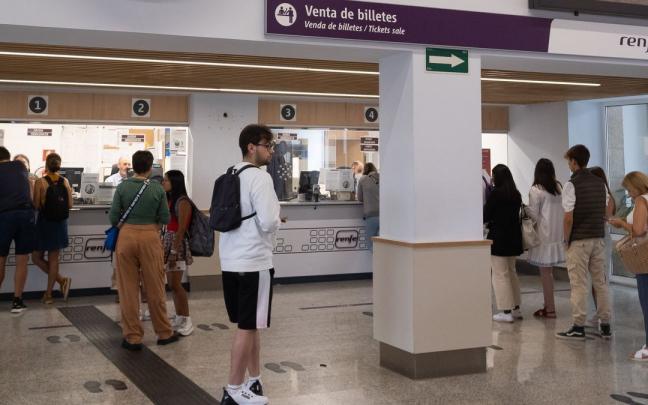 Varias personas hacen cola para adquirir un abono gratuito.