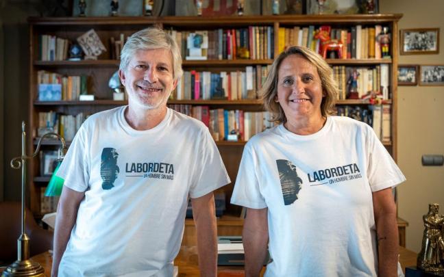 El director bilbaino Gaizka Urresti con la hija del pol&iacute;tico aragon&eacute;s, Paula Labordeta.