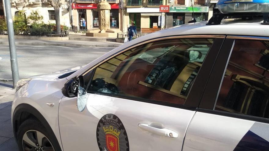 El vehículo policial que resultó dañado por el acusado.