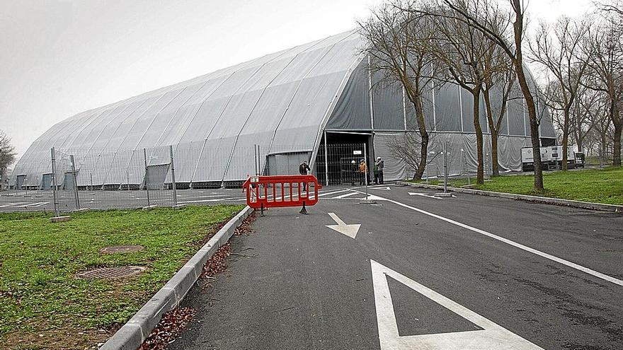 Exterior de la carpa instalada en Mendizabala que va a acoger el concierto. | FOTO: JOSU CHAVARRI