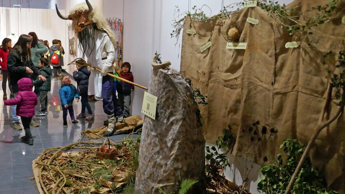 En la muestra se pueden ver trabajos de alumnado de los centros de Altsasu.