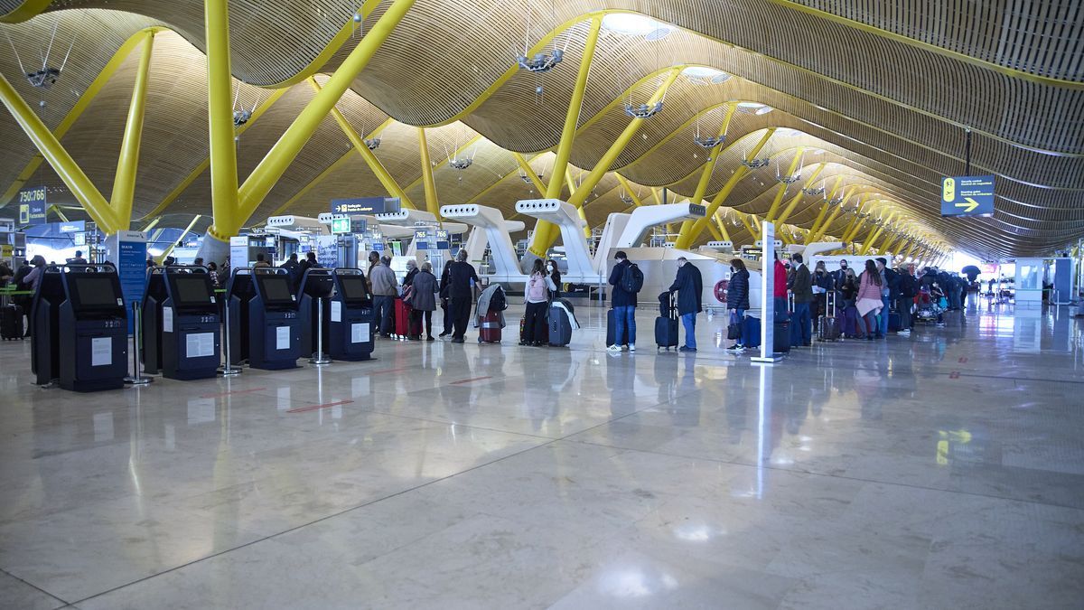 Pasajeros haciendo cola en el aeropuerto Adolfo Suárez Madrid-Barajas.