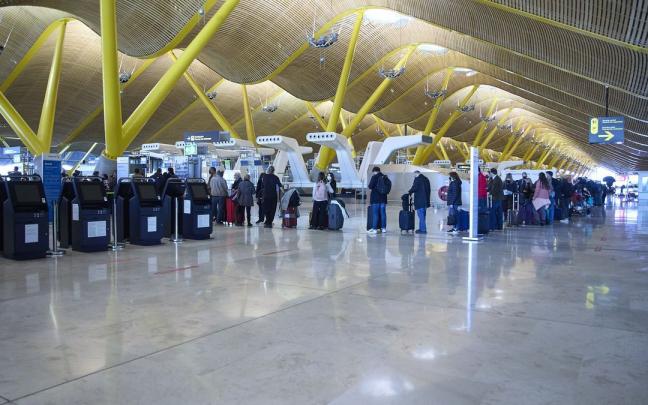 Pasajeros haciendo cola en el aeropuerto Adolfo Suárez Madrid-Barajas. Pasajeros haciendo cola en el aeropuerto Adolfo Suárez Madrid-Barajas.