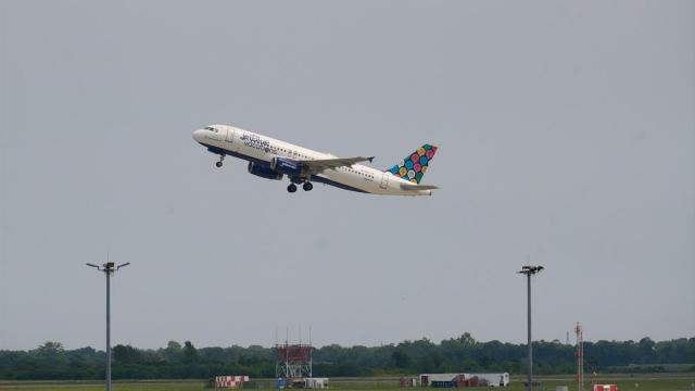 Avión despegando del Aeropuerto John Fitzerald Kennedy JFK de Nueva York.