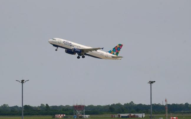 Avión despegando del Aeropuerto John Fitzerald Kennedy JFK de Nueva York.