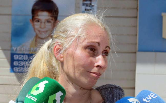 La madre de Yeremi Vargas, con un cartel de su hijo detrás. La madre de Yeremi Vargas, con un cartel de su hijo detrás.