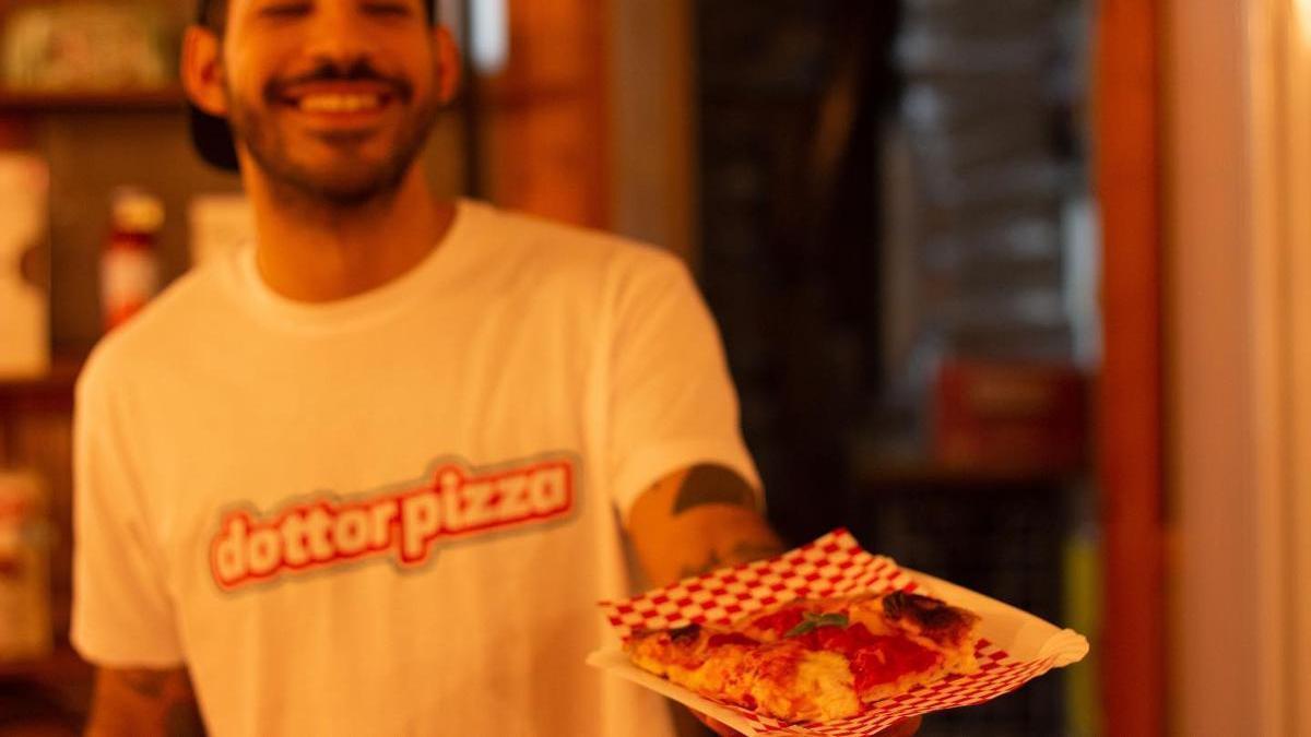 Una porción de pizza de Dottor Pizza