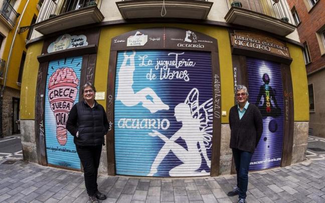 Las hermanas Carmen y Ana Fernández Marcilla, frente a la librería infantil y esotérica Acuario, en el nº 13 de la calle Campana, con la persiana ya bajada. Las hermanas Carmen y Ana Fernández Marcilla, frente a la librería infantil y esotérica Acuario, en el nº 13 de la calle Campana, con la persiana ya bajada.