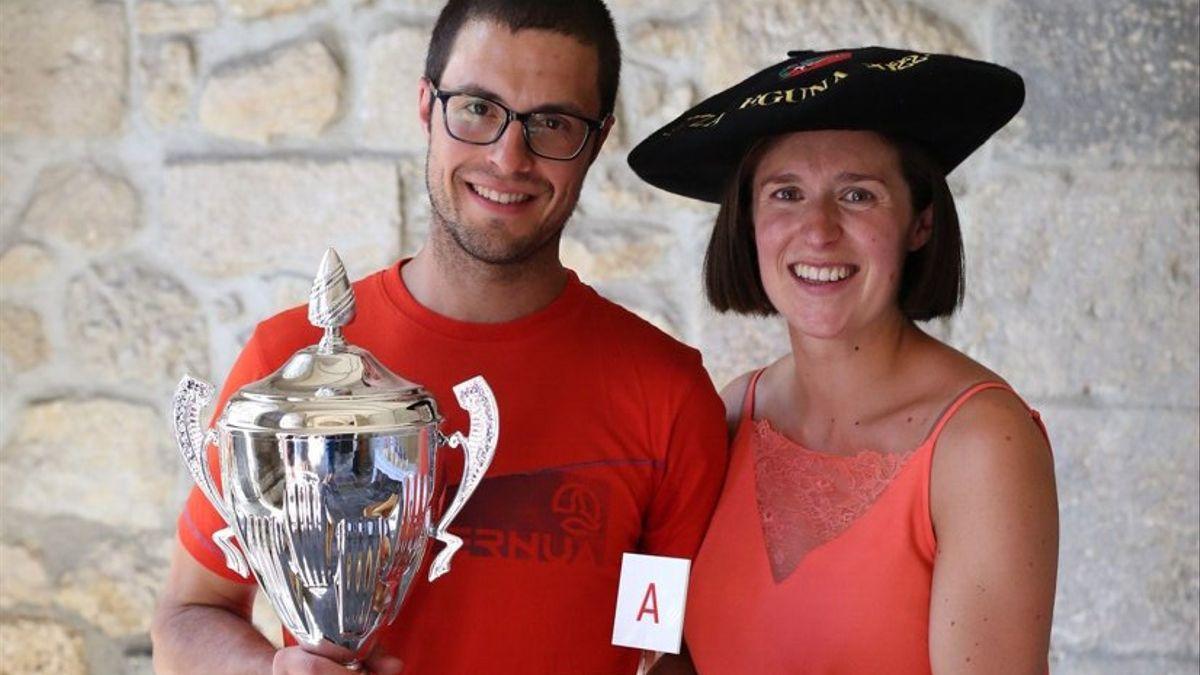 Julen Arburua e Irati Usandizaga, propietarios de la quesería Kortaria, tras conseguir el triplete en el Artzai Eguna con su queso Infernuko Gasna.