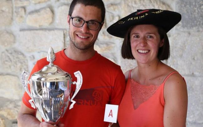 Julen Arburua e Irati Usandizaga, propietarios de la quesería Kortaria, tras conseguir el triplete en el Artzai Eguna con su queso Infernuko Gasna.