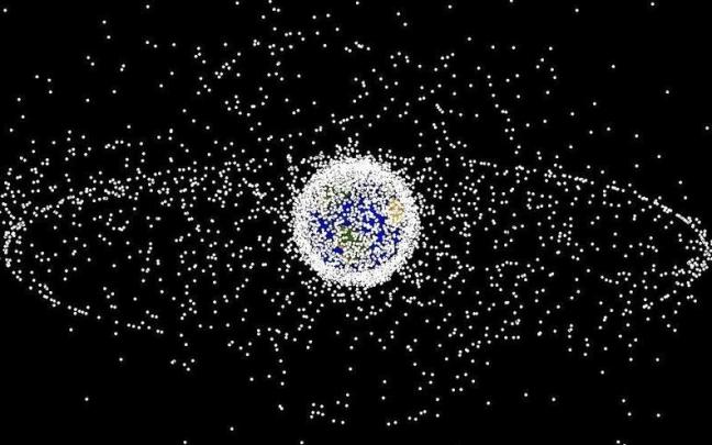 Basura espacial orbitando alrededor de la Tierra.