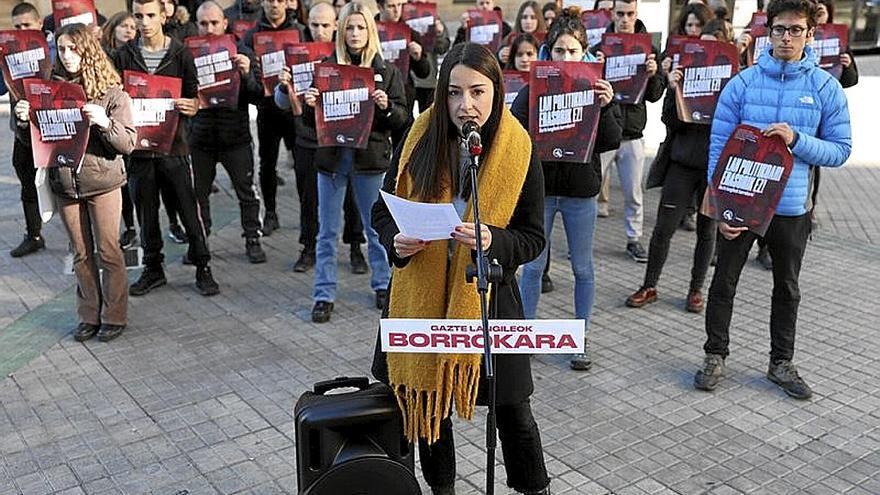 Edurne Abaigar, portavoz de GKS, el viernes frente a la Cámara. | FOTO: UNAI BEROIZ