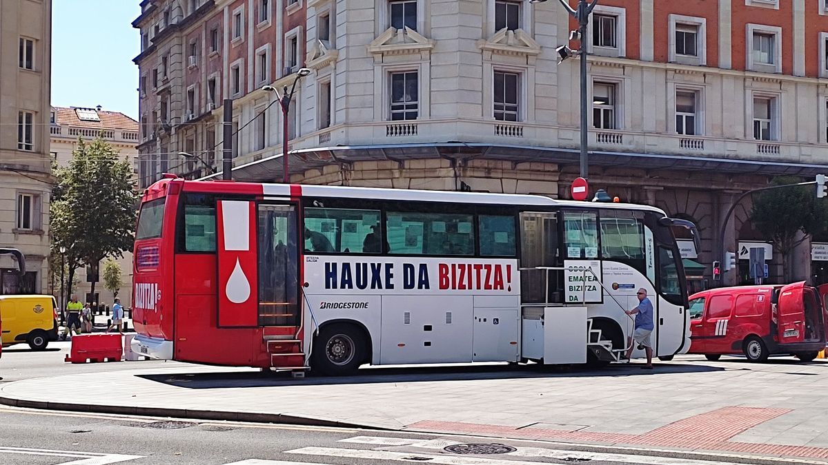 Autobús de donación de sangre estacionado en Bilbao.