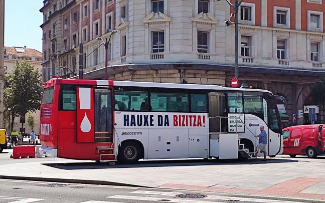 Autobús de donación de sangre estacionado en Bilbao. Autobús de donación de sangre estacionado en Bilbao.