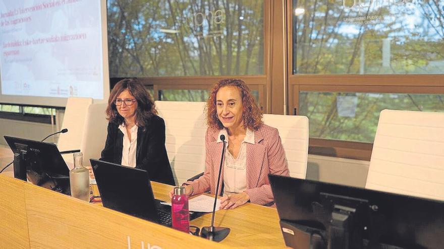 Inauguración de la jornada en la UPNA, con la directora de Políticas Migratorias, Patricia Ruiz.