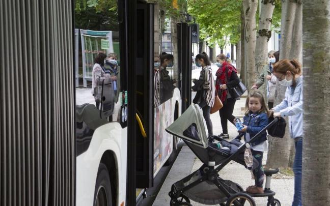 Varias usuarias de Tuvisa acceden a un autobús Varias usuarias de Tuvisa acceden a un autobús