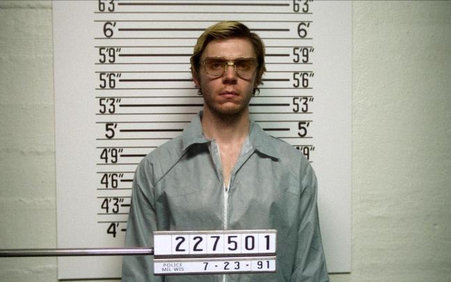 El actor Evan Peters, en &lsquo;Monstruo: la historia de Jeffrey Dahmer&rsquo;.