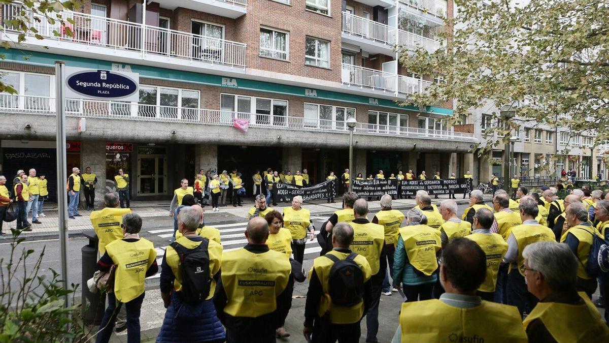 Concentración de Agraviados por Geroa frente a la sede de ELA en Donostia.