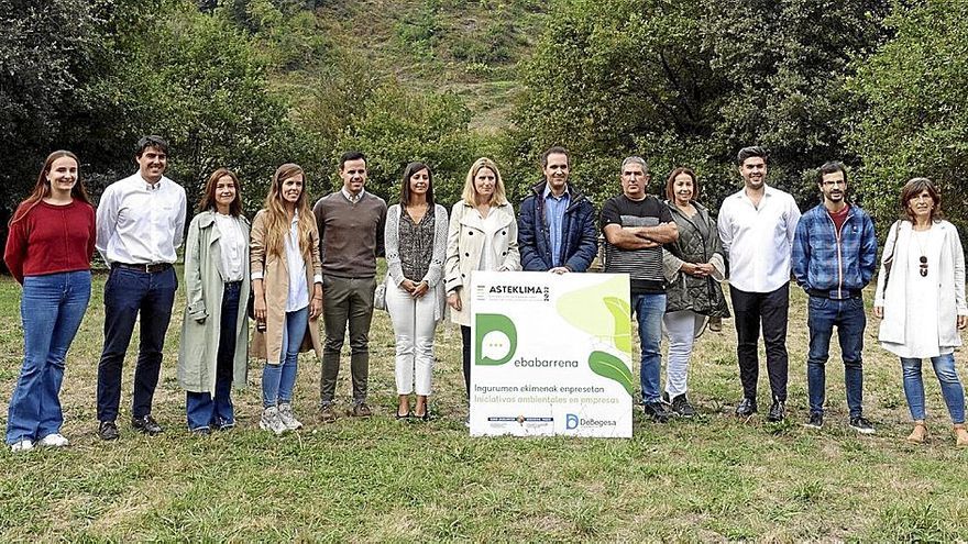 Representantes de Debegesa y de las empresas industriales que se han sumado a la iniciativa. | FOTO: DEBEGESA