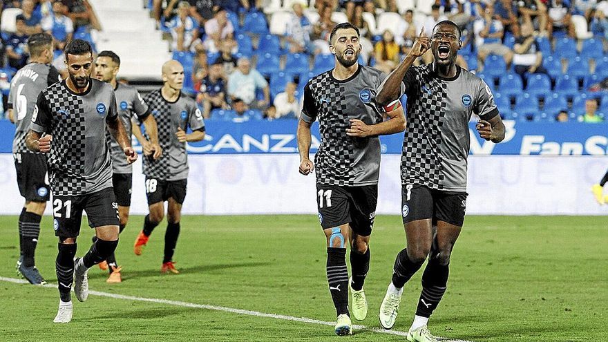 Sylla celebra, junto a Luis Rioja y el canterano Abde, el segundo gol del Deportivo Alavés esta temporada en Butarque. | FOTO: ÁREA 11