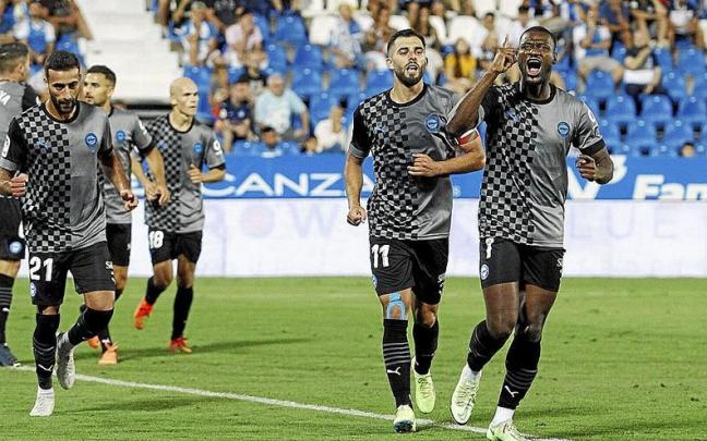 Sylla celebra, junto a Luis Rioja y el canterano Abde, el segundo gol del Deportivo Alav&eacute;s esta temporada en Butarque. | FOTO: &Aacute;REA 11