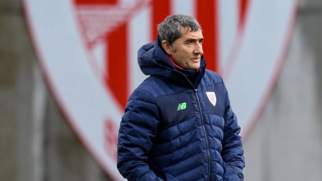 Ernesto Valverde, durante un entrenamiento en Lezama. Ernesto Valverde, durante un entrenamiento en Lezama.