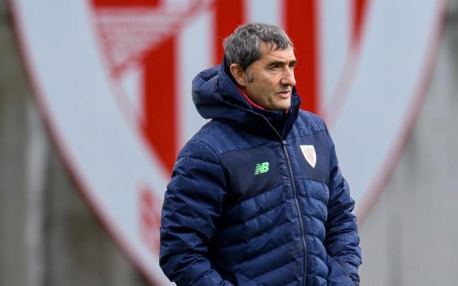 Ernesto Valverde, durante un entrenamiento en Lezama. Ernesto Valverde, durante un entrenamiento en Lezama.
