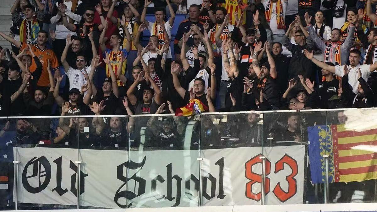 Ultras del Valencia, en el partido jugado recientemente en Anoeta.