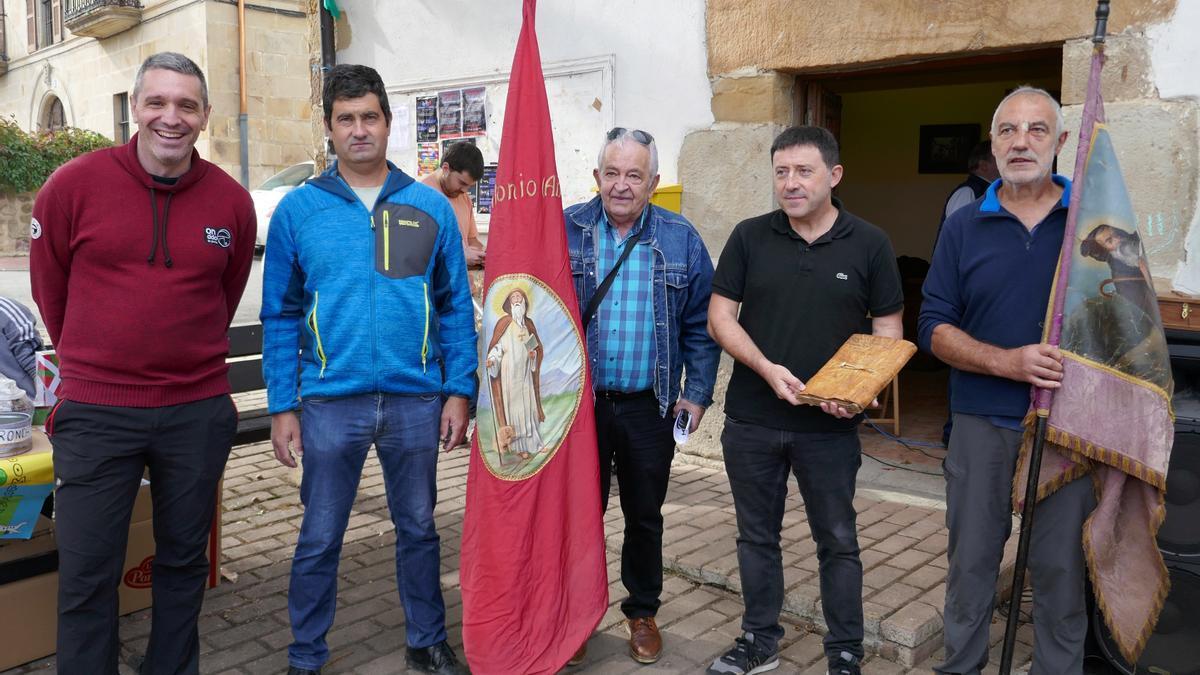 Imanol Arbizu y Fernando Orbiso, alcaldes de Iturmendi y Ulíbarri, junto a Josu Lanas, Xabier Goikoetxea y Javier Junguitu, de las cofradías.