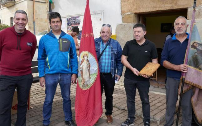Imanol Arbizu y Fernando Orbiso, alcaldes de Iturmendi y Ulíbarri, junto a Josu Lanas, Xabier Goikoetxea y Javier Junguitu, de las cofradías.