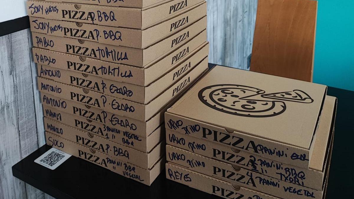 Cajas de pizzas caseras y paninis listas para entregar en la Mercedes de Vitoria