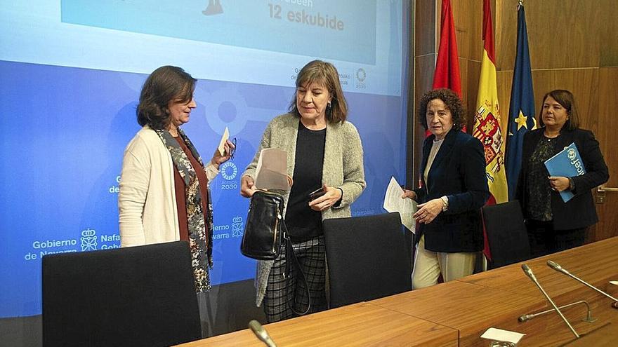 Helena Escalada, Mª Carmen Maeztu y Maider Gabilondo entran en la rueda de prensa.